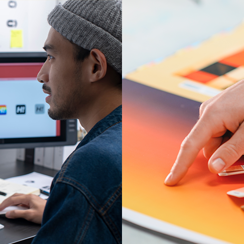 Ontwerper werkt aan schermontwerpen naast een waaier met drukkleuren, als vergelijking tussen digitale en printkleuren.