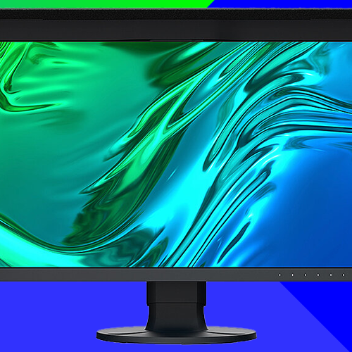 Computermonitor met zwarte rand op een standaard, waarop een abstract, vloeiend patroon in groen-, turquoise- en blauwtinten wordt weergegeven, tegen een geometrische achtergrond met een blauw-groene kleurverloop.