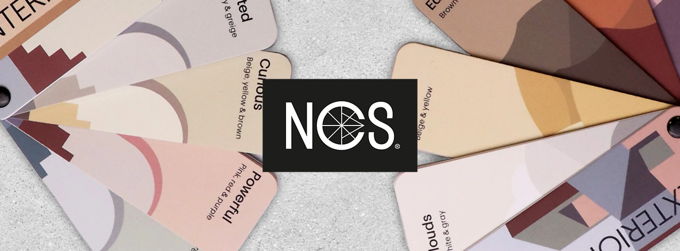 Een waaier van kleurstaalkaartjes met abstracte geometrische ontwerpen in gedempte tinten, gerangschikt rond een zwart vierkant met het witte NCS-logo.