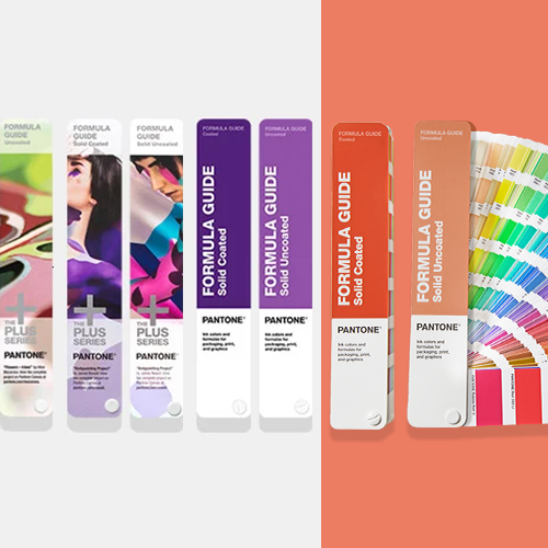 Pantone Formula Guide‑verpakkingen en een open Pantone‑kleurwaaier naast elkaar op een grijze en koraalkleurige achtergrond met rood‑oranje patronen voor nauwkeurige kleurreferentie.