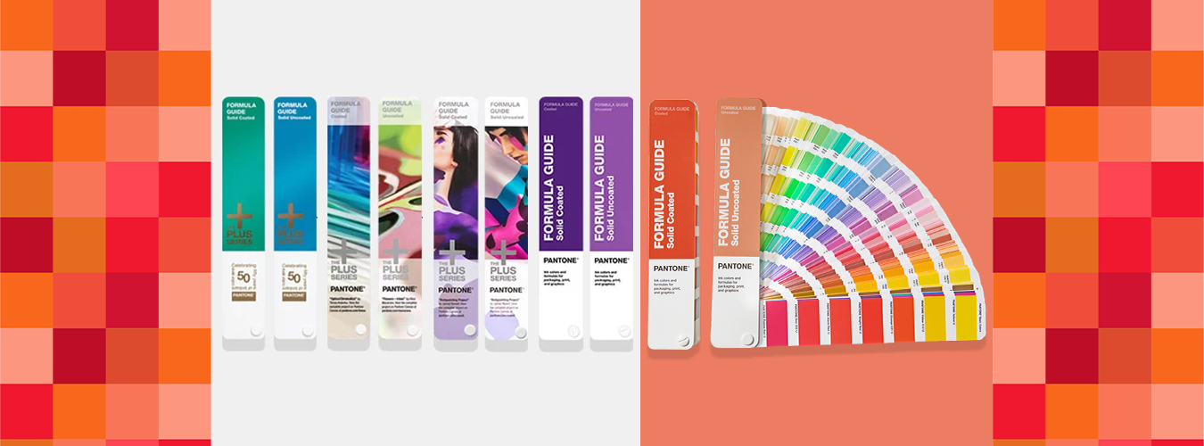 Pantone Formula Guide‑verpakkingen en een open Pantone‑kleurwaaier naast elkaar op een grijze en koraalkleurige achtergrond met rood‑oranje patronen voor nauwkeurige kleurreferentie.
