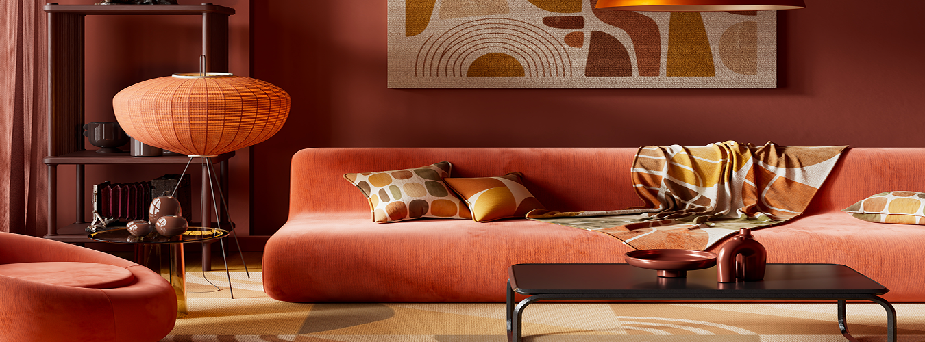 Retro woonkamer met een oranje fluwelen bank, gepatroonde kussens en een plaid, een ronde vloerlamp met rieten kap, donkerhouten kast en een abstract kunstwerk met booglijnen boven de bank.