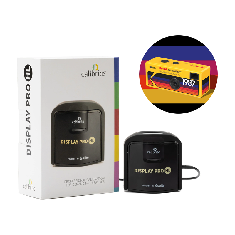 Calibrite Display Pro HL-apparaat met verpakking en een overlay die de Kodak Charmera Keychain Camera toont.