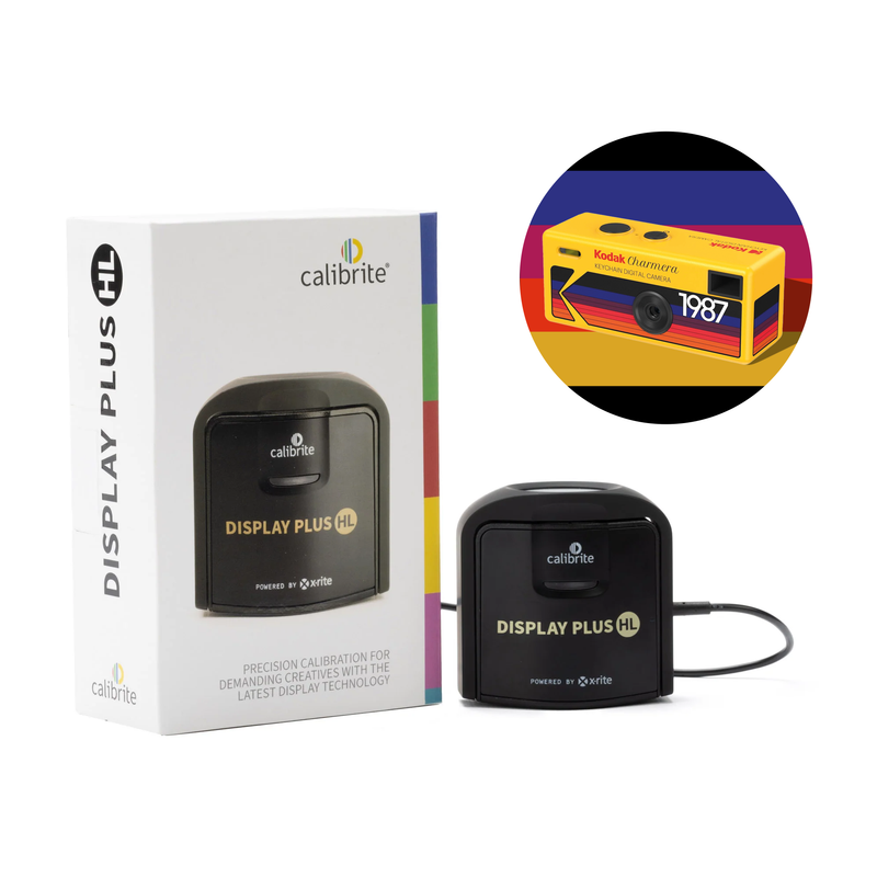 Calibrite Display Plus HL-apparaat met verpakking en een overlay die de Kodak Charmera Keychain Camera toont.