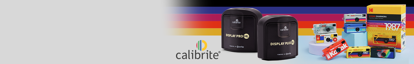 Een grijze banner met kleurrijke strepen. Er staat een Calibrite-logo naast de Calibrite Display Pro & Plus HL-apparaten met de Kodak Charmera Keychain.