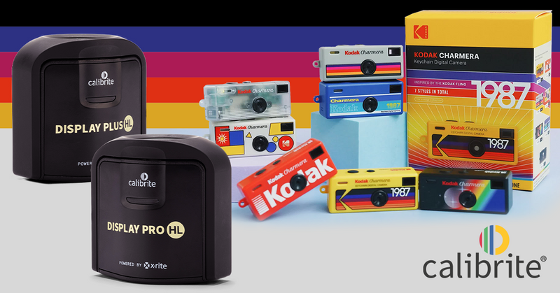 Een grijze banner met gekleurde strepen waarop de Display Pro en Display Plus HL naast de Calibrite Kodak Charmera Keychain te zien zijn.