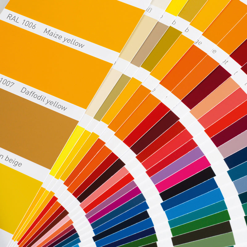 Een close-up van de watergedragen kleurstalen in de RAL CLASSIC K7 kleurenwaaier.