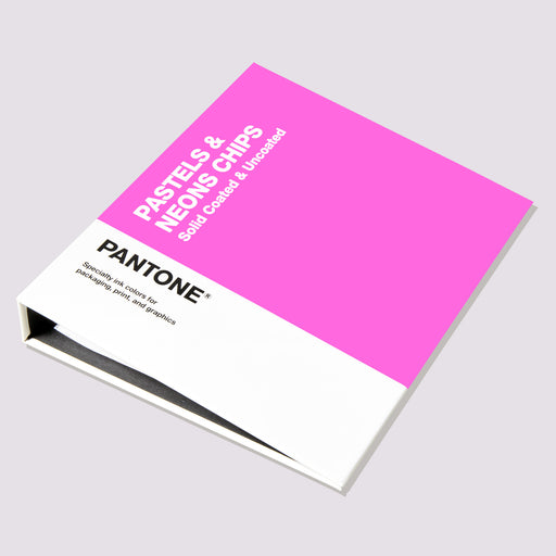 Afbeelding van de PANTONE Pastels & Neons Chips Solid Coated & Uncoated binder met papieren kleurstaaltjes. Op de voorkant van de binder staat "Speciale inktkleuren voor verpakkingen, print en grafische vormgeving".