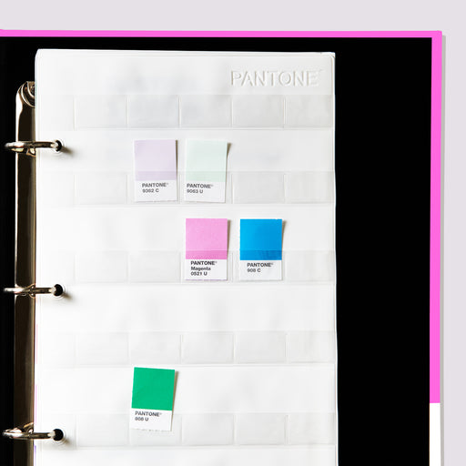 Afbeelding van een papieren kleurstaalhouder in de PANTONE Pastels & Neons Chip Book-binder, met sleuven waarin je individuele papieren kleurstaaltjes kunt opbergen.