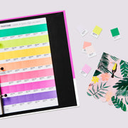 Afbeelding van het PANTONE Pastels & Neons Chip Book met kleurenstaaltjes op papier die geperforeerd zijn zodat ze uit de binder genomen kunnen worden en gebruikt kunnen worden om kleuren te vergelijken met producten en gedrukte materialen. Er zijn zes staaltjes voor elke kleur, met zeven kleuren per pagina.