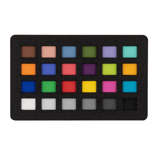 Een afbeelding van de Calibrite ColorChecker Classic Nano, die door fotografen en videografen gebruikt kan worden als referentie om te voorspellen en te controleren hoe kleur eruit zal zien onder verschillende lichtomstandigheden, en om een nauwkeurige kleurweergave tijdens het bewerken te waarborgen. Het toont 24 vierkanten, elk met een kleurreferentie.