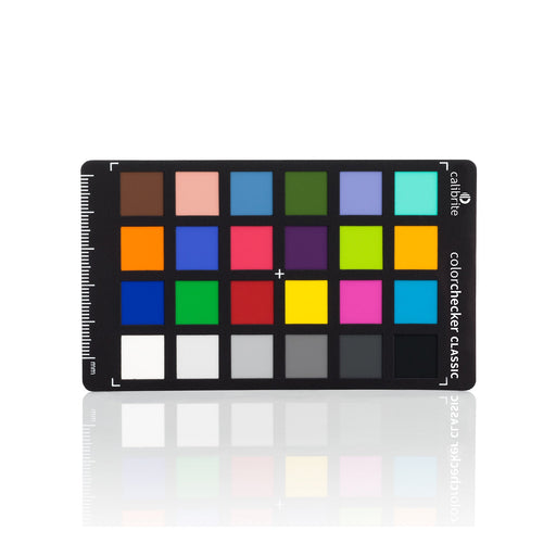 Een afbeelding van de Calibrite ColorChecker Classic Mini, die door fotografen en videografen kan worden gebruikt als referentie om te voorspellen en te controleren hoe kleur eruit zal zien onder verschillende lichtomstandigheden en om een nauwkeurige kleurweergave tijdens het bewerken te waarborgen. Het toont 24 vierkanten, elk met een kleurreferentie.