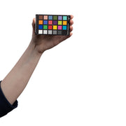 Een afbeelding van de Calibrite ColorChecker Classic Mini, die door fotografen en videografen gebruikt kan worden als referentie om te voorspellen en te controleren hoe kleur eruit zal zien onder verschillende lichtomstandigheden, en om een nauwkeurige kleurweergave tijdens het bewerken te waarborgen. Het toont 24 vierkanten, elk met een kleurreferentie.
