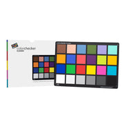 Een afbeelding van de Calibrite ColorChecker Classic Mini met de beschermhoes, die door fotografen en videografen kan worden gebruikt als referentie om te voorspellen en te controleren hoe kleur eruit zal zien onder verschillende lichtomstandigheden en om een nauwkeurige kleurweergave tijdens het bewerken te waarborgen. Het toont 24 vierkanten, elk met een kleurreferentie.