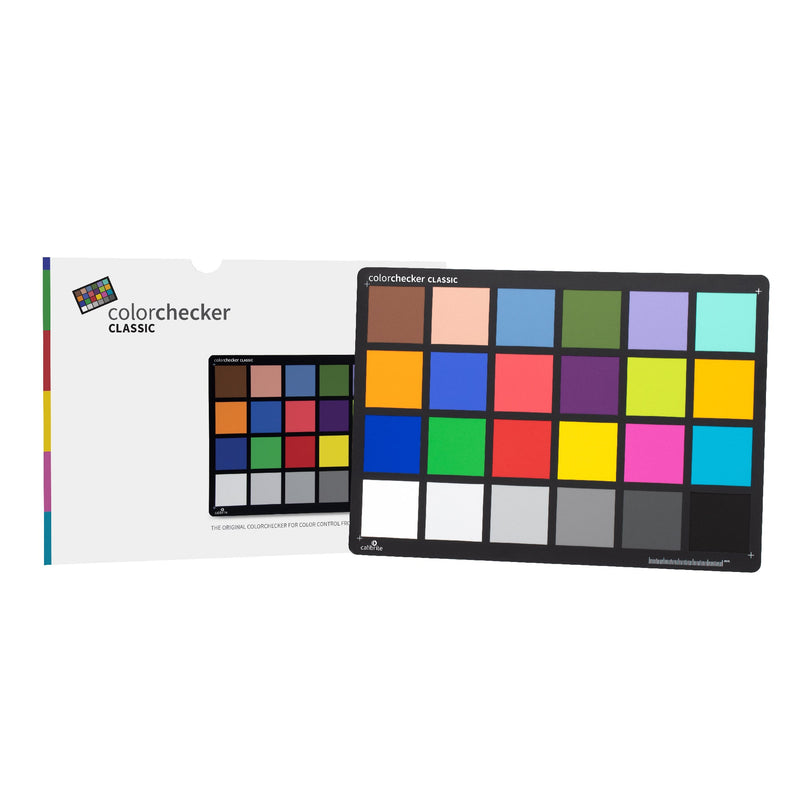 Een afbeelding van de Calibrite ColorChecker Classic Mini met de beschermhoes, die door fotografen en videografen kan worden gebruikt als referentie om te voorspellen en te controleren hoe kleur eruit zal zien onder verschillende lichtomstandigheden en om een nauwkeurige kleurweergave tijdens het bewerken te waarborgen. Het toont 24 vierkanten, elk met een kleurreferentie.