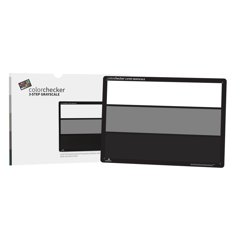 Een afbeelding van de Calibrite ColorChecker 3-Step GrayScale chart met de beschermhoes, die gebruikt kan worden door fotografen en videografen als referentie voor kleur- en lichtaanpassingen in de studio. Het bevat referenties voor wit, 18% grijs en zwart.